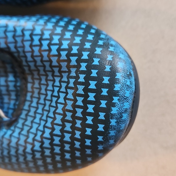 Undet Armour Soccer Cleats - Picture 4 of 11